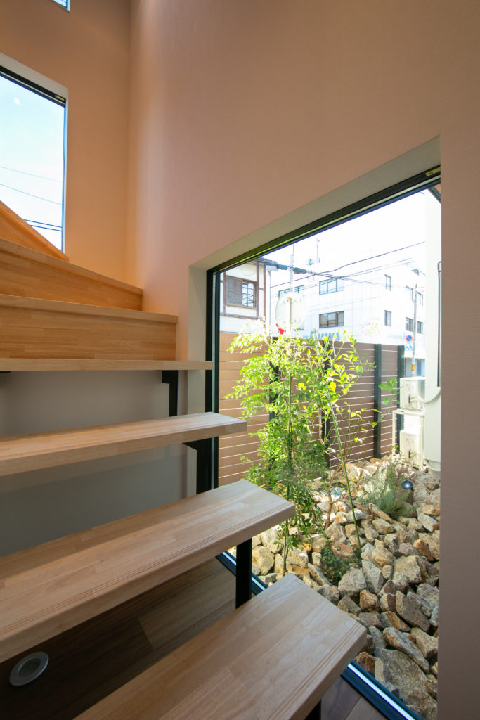 仕事スペースと住居スペースを効率よくまとめた木造三階建て