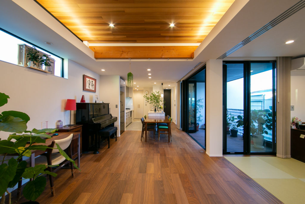 仕事スペースと住居スペースを効率よくまとめた木造三階建て