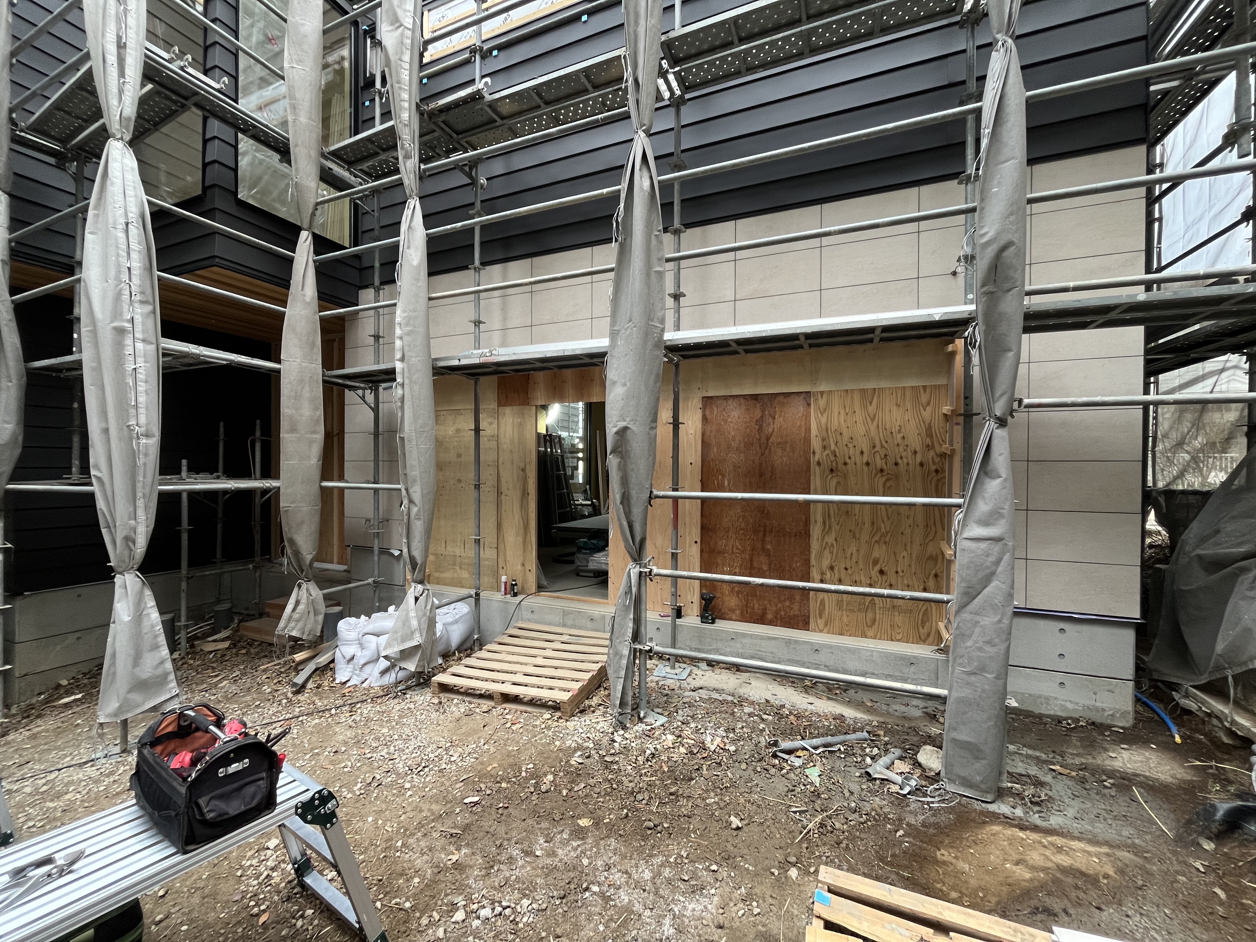 割付で整える、ガレージ周りの外壁タイル