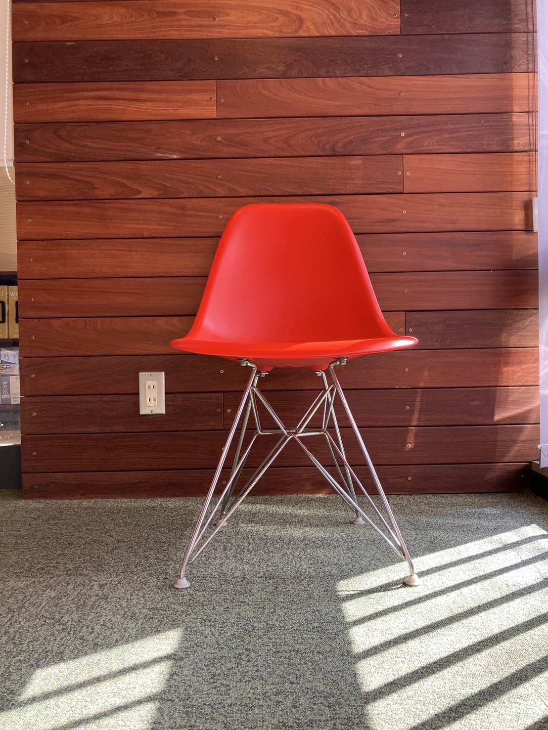 打合せスペースの椅子　Eames Side Shell