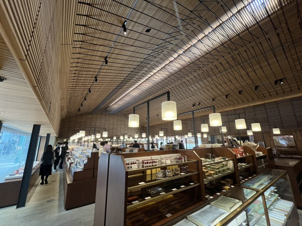 光と素材がつくる静けさ―京都・鳩居堂第３店舗